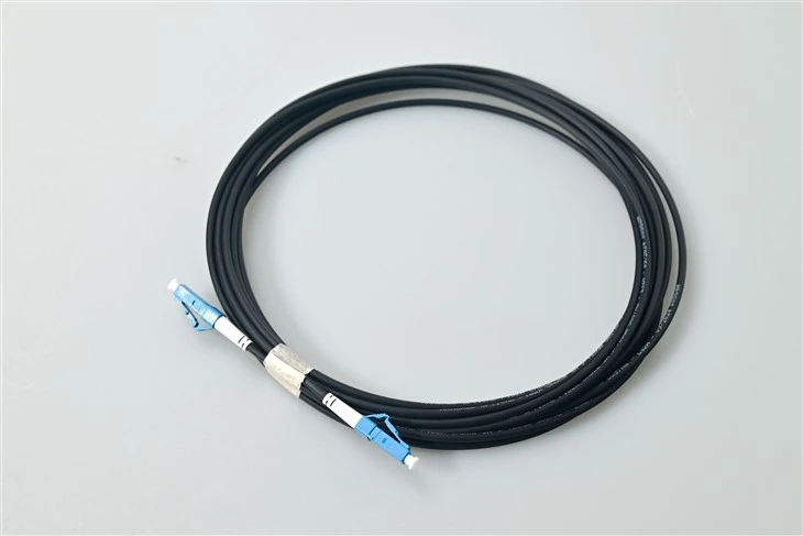 LC UPC Simplex melns vienmoda šķiedras plākstera kabelis augsta{0}}blīvuma SFF savienojumiem