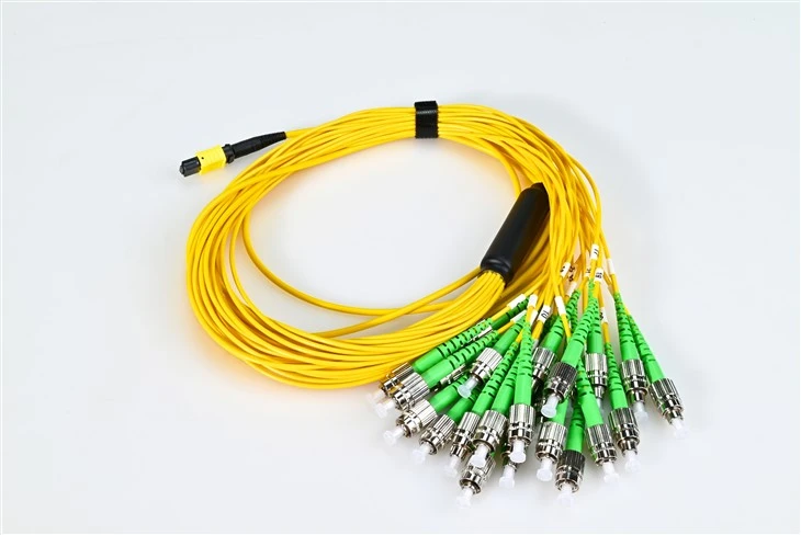 Optiskās šķiedras vads Mtp uz Fc Apc 3,0 mm dzeltens, 24 kodolu