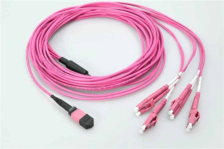 MTP uz LC 8-Fiber OM4 Plenum Breakout kabelis ar 0,35 dB zema zuduma MTP savienotāju